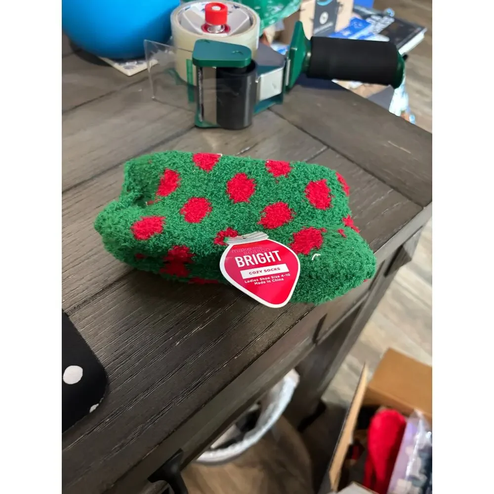 Christmas Women's Cozy Socks Green & Red Size 4-10 NWT